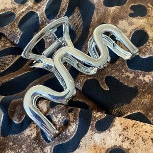 Bold, silver tone hair claw NWOT